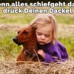 Ein Mädchen umarmt ihren Dackel